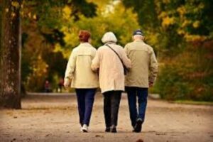 Кого из пенсионеров в Беларуси могут оставить на госслужбе после 65 лет