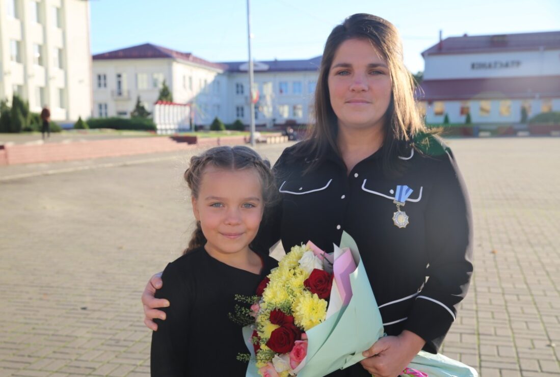 В День матери 38 многодетным матерям Минской области вручили орден Матери