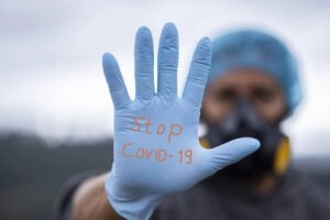 В Беларуси уже неделю фиксируют более 1 тыс. случаев COVID-19 в сутки