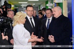 «Будем надеяться, что вышли на плато» — Лукашенко посетил районную больницу в Столбцах