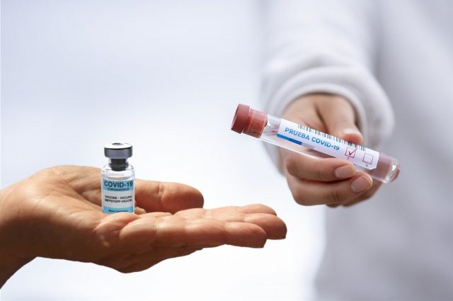 Вакцины против коронавируса могут модернизировать из-за штаммов — СМИ