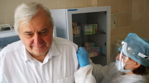 Главный внештатный инфекционист Минздрава вакцинировался против коронавируса