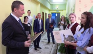 Губернатор Минской области Александр Турчин посетил в Несвиже новый дом для учащихся