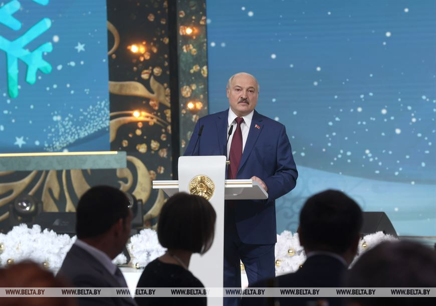 Лукашенко: надо быть патриотом, гордиться страной и публично отстаивать государственный курс