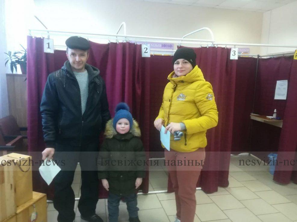Анна и Анатолий Богдан пришли на участок для голосования с младшим сыном Дмитрием
