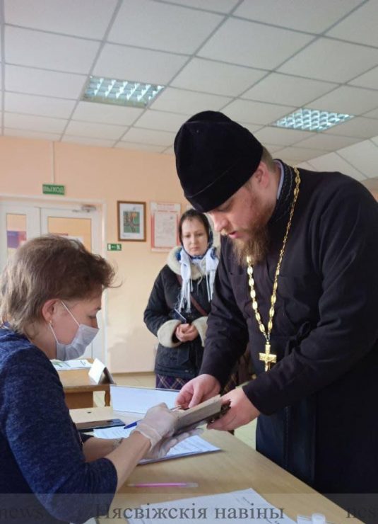 Свой голос за сильную и процветающую Беларусь сегодня на Школьном участке для голосования №3 отдал благочинный Копыльского района Андрей Евшель