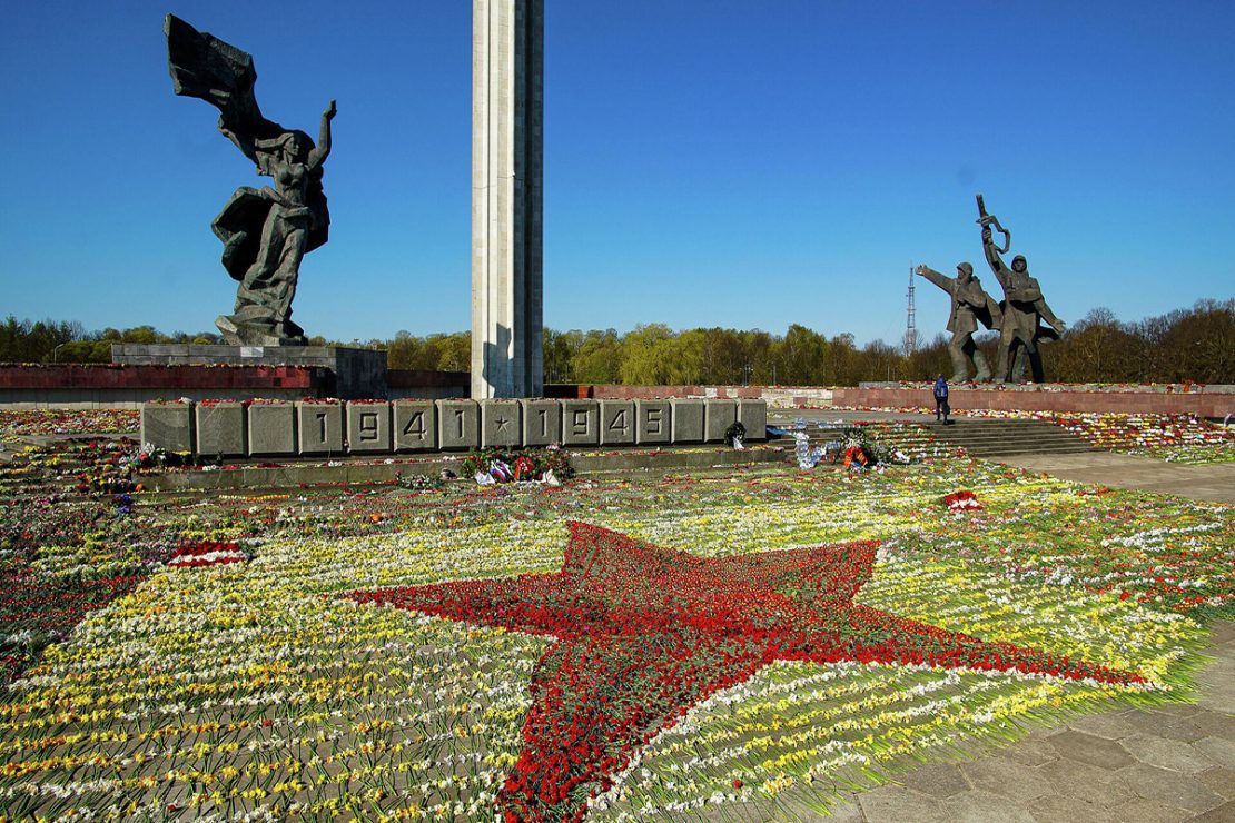 Латвия: бульдозером — по цветам памяти