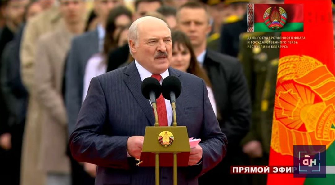 Александр Лукашенко в Минске принимает участие в торжественном ритуале чествования государственных символов
