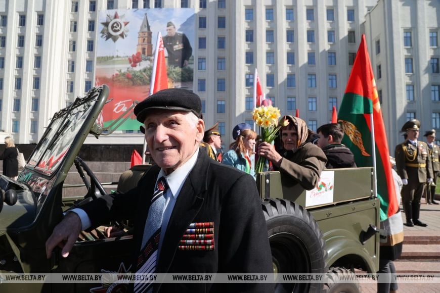 Тысячи людей, слезы радости, цветы и портреты участников войны: в Могилеве отмечают День Победы