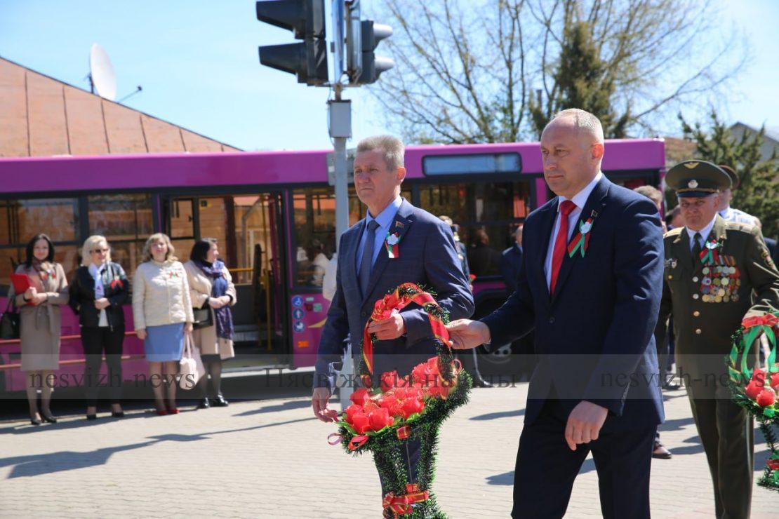 Руководство района и жители города возложили памятные венки и живые цветы к памятнику-стелле