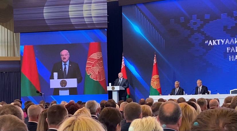 Во время республиканского семинара-совещания, посвященного работе местных органов власти, Александр Лукашенко отметил значительную роль средств массовой информации, которые по сути являются связующим звеном между властью и людьми