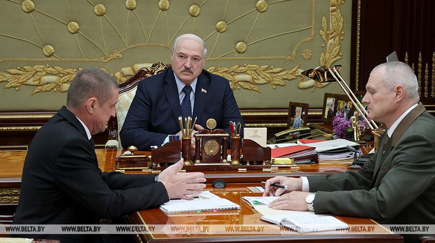 “Важнейший ресурс государства”. Лукашенко принял с докладом руководителя общества охотников и рыболовов