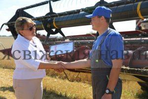 В Несвижском районе первый молодой комбайнер намолотил тысячу тонн зерна