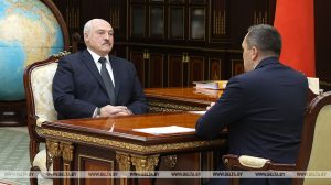 Лукашенко принял губернатора Витебской области, а тот пришел не с пустыми руками