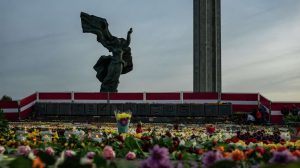 Иностранцев, протестующих у памятника Освободителям в Риге, вышлют из Латвии