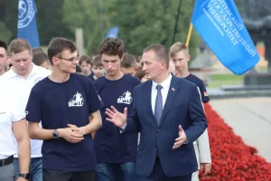 Вам строить будущую Беларусь: Турчин встретился с бойцами БРСМ на реконструкции «Хатыни»