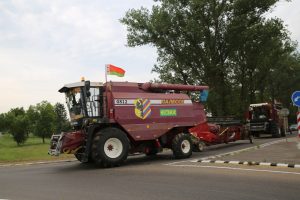 10 комбайнов из хозяйств нашего района отправились на помощь в уборке зерновых в Воложинский район