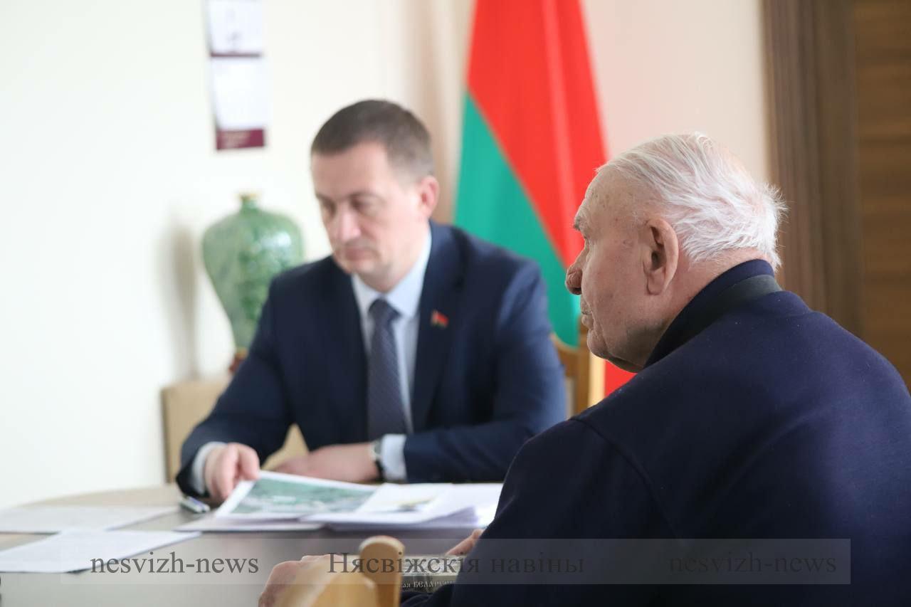 Сегодня председатель Миноблисполкома Александр Турчин проводит приём граждан в Несвижском райисполкоме