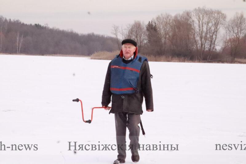 В Несвиже проходит экологическая акция «Сделаем лунки – спасем рыбу от замора!»