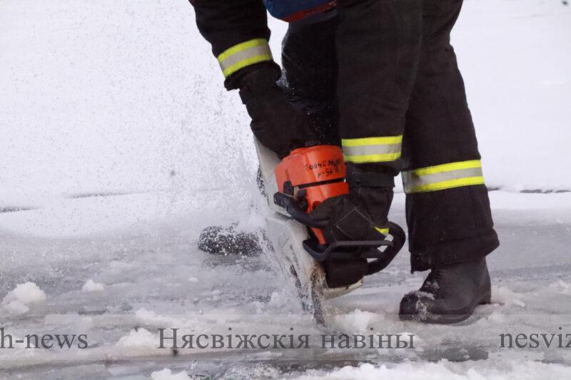 В Несвиже проходит экологическая акция «Сделаем лунки – спасем рыбу от замора!»