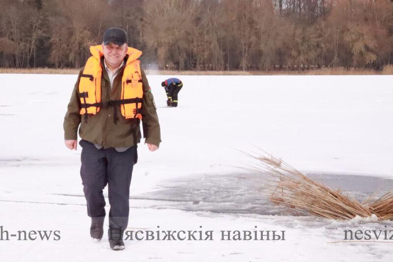 В Несвиже проходит экологическая акция «Сделаем лунки – спасем рыбу от замора!»