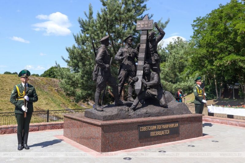 Памятник советским пограничникам открыли у стен Брестской крепости