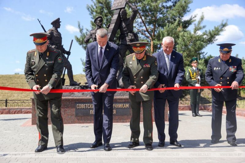 Памятник советским пограничникам открыли у стен Брестской крепости