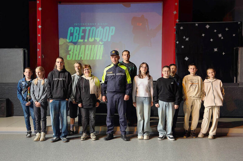 «Светофор знаний» в центре молодежи провёл инспектор МО ГАИ Несвижского РОВД Алексей Гамеза