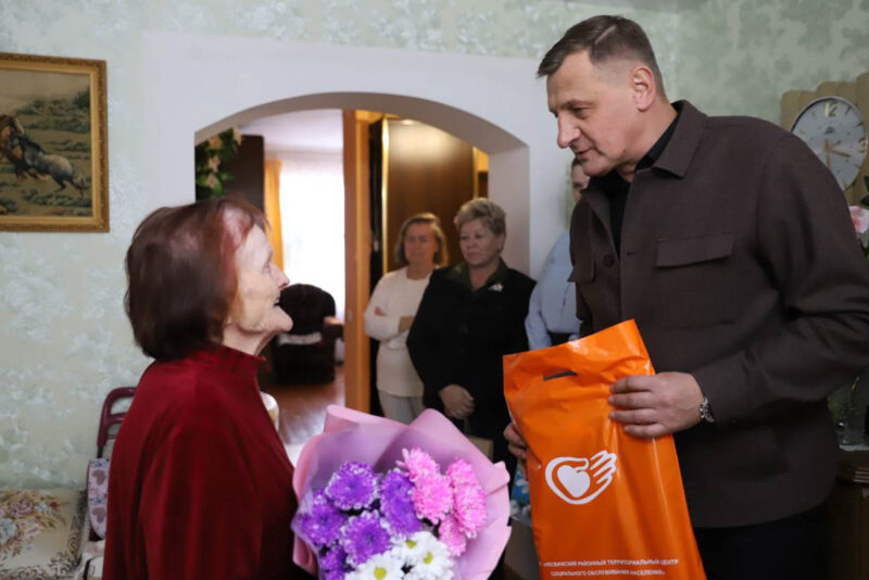 Окружили вниманием, теплом и заботой. В преддверии Дня пожилых людей на Несвижчине поздравили 100-летних жителей