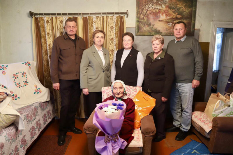 Окружили вниманием, теплом и заботой. В преддверии Дня пожилых людей на Несвижчине поздравили 100-летних жителей