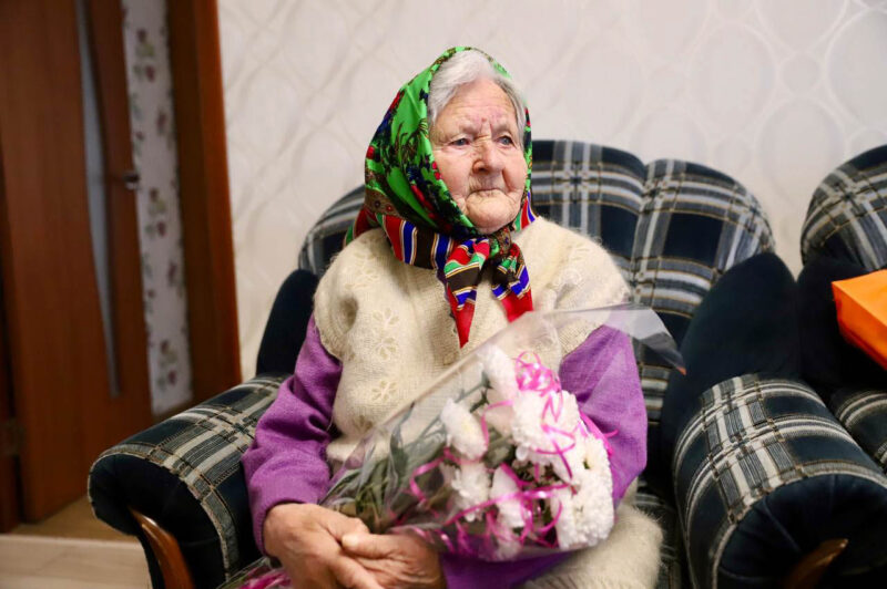 Окружили вниманием, теплом и заботой. В преддверии Дня пожилых людей на Несвижчине поздравили 100-летних жителей