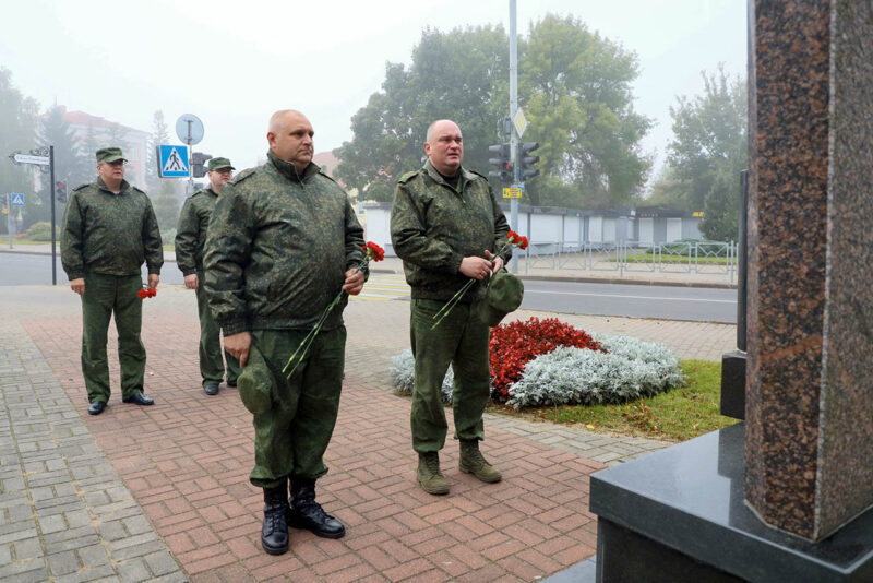 Члены комиссии Министерства обороны возложили цветы в стеле «Освобождение» в г. Несвиже