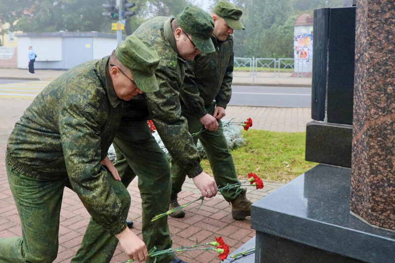 Члены комиссии Министерства обороны возложили цветы в стеле «Освобождение» в г. Несвиже