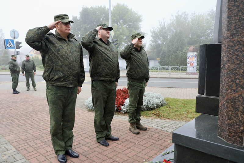 Члены комиссии Министерства обороны возложили цветы к стеле «Освобождение» в г. Несвиже