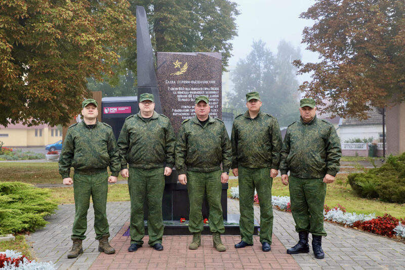 Члены комиссии Министерства обороны возложили цветы в стеле «Освобождение» в г. Несвиже