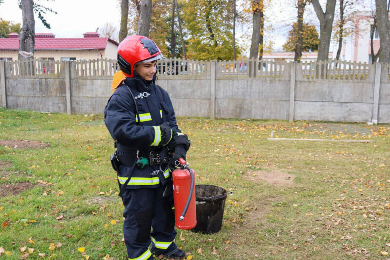 «МЧС и мы — команда»: школьники Несвижчины провели день с настоящими спасателями