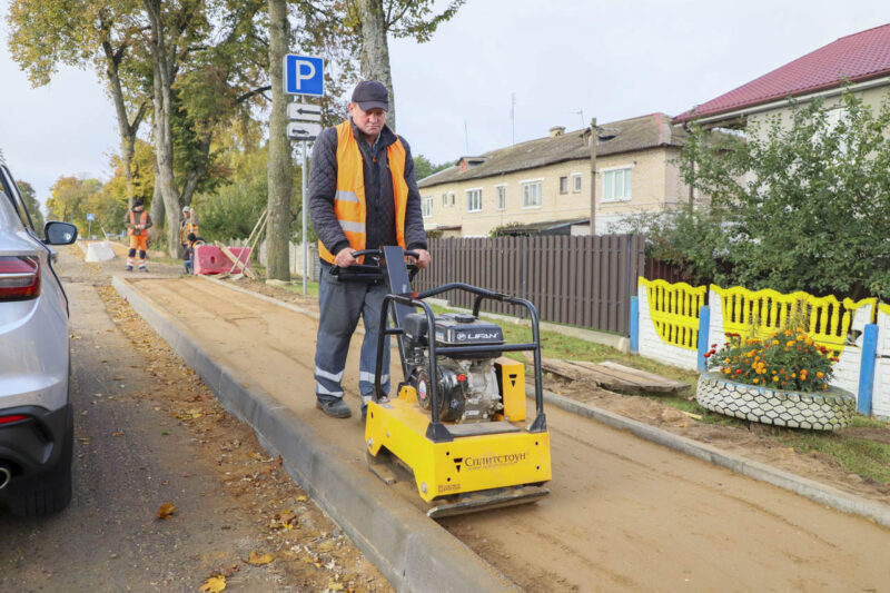 Новае пакрыццё, новыя тратуары: аддалены край вуліцы Карла Лібкнехта набывае новы выгляд