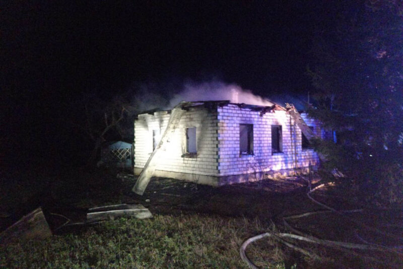 Спасатели ликвидировали пожар жилого дома в д. Текаловщина Несвижского района