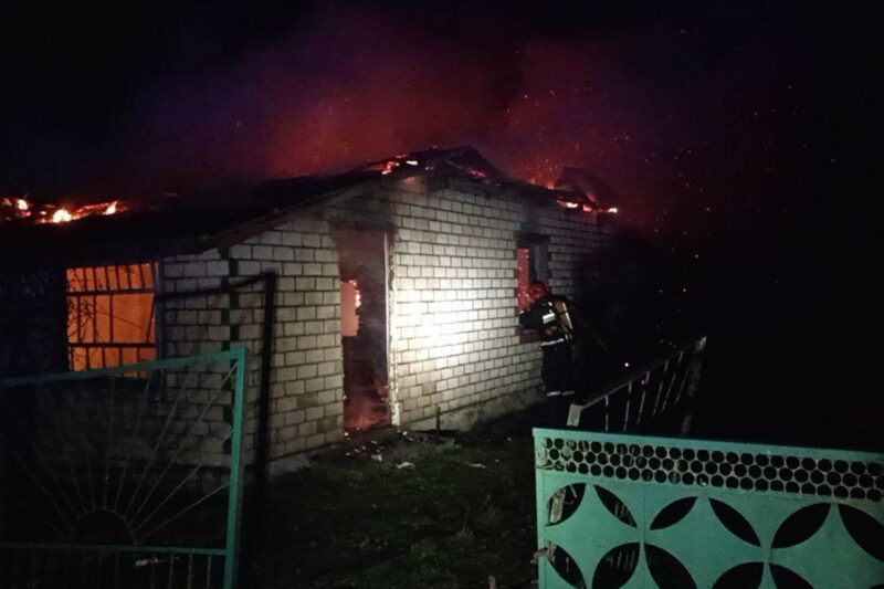 Спасатели ликвидировали пожар жилого дома в д. Текаловщина Несвижского района