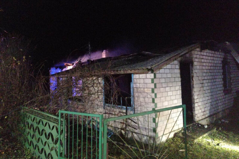 Спасатели ликвидировали пожар жилого дома в д. Текаловщина Несвижского района
