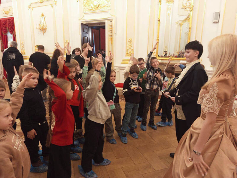 Экскурсия «Отважное путешествие Николая Христофора Сиротки» проводилась в Несвижском замке