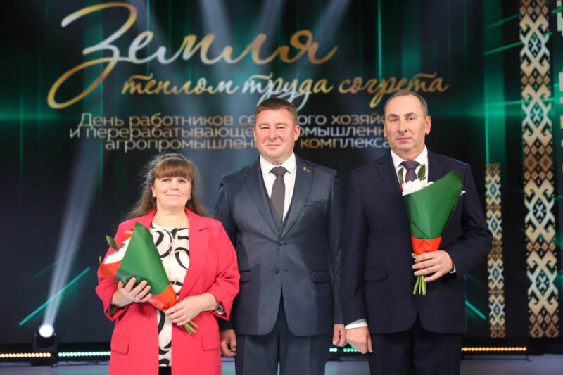 С размахом и в торжественной обстановке. Работникам АПК Несвижчины вручили заслуженные награды