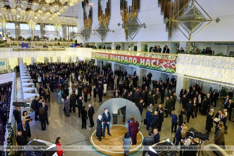 Делегаты ВНС прибывают во Дворец Республики