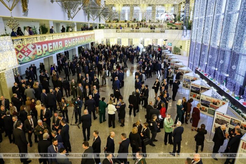 Делегаты ВНС прибывают во Дворец Республики