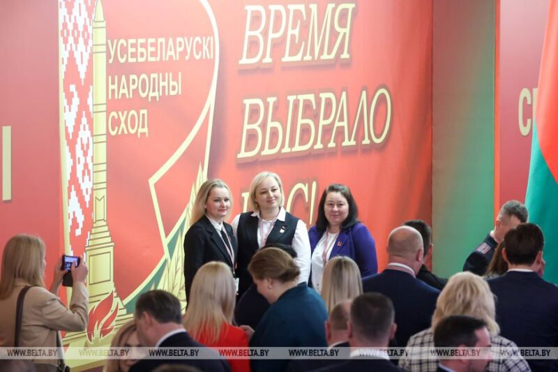 Делегаты ВНС прибывают во Дворец Республики