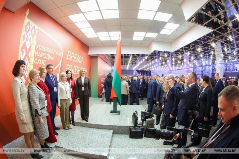 Делегаты ВНС прибывают во Дворец Республики