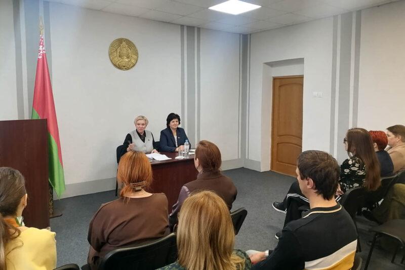 Елена Журавлева провела прямую телефонную линию, выездной личный приём граждан и присоединилась к акции «От всей души»