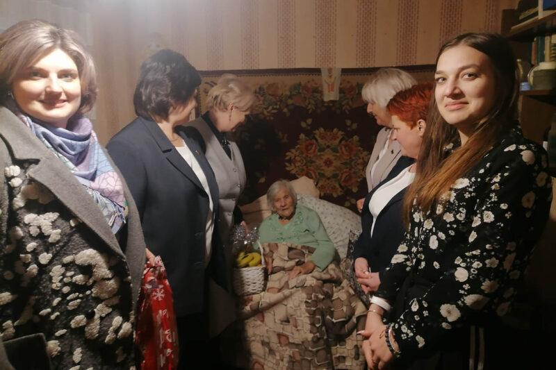 Елена Журавлева провела прямую телефонную линию, выездной личный приём граждан и присоединилась к акции «От всей души»