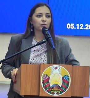 Ля мікрафона — намеснік дэкана па вучэбнай рабоце і адукацыйных інавацыях факультэта журналістыкі БДУ Лізавета Хмель