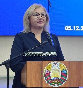 Да прысутных звяртаецца начальнік галоўнага ўпраўлення ідэалагічнай работы і па справах моладзі Мінаблвыканкама Вольга Тапдэмір